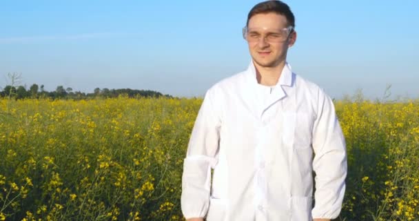 Egy Fiatal Jóképű Férfi Biológus Vagy Agronómus Úgy Elemzi Nedvesség — Stock videók