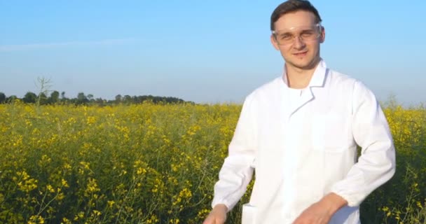 Een Jonge Knappe Mannelijke Bioloog Agronomist Neemt Analyses Van Vocht — Stockvideo
