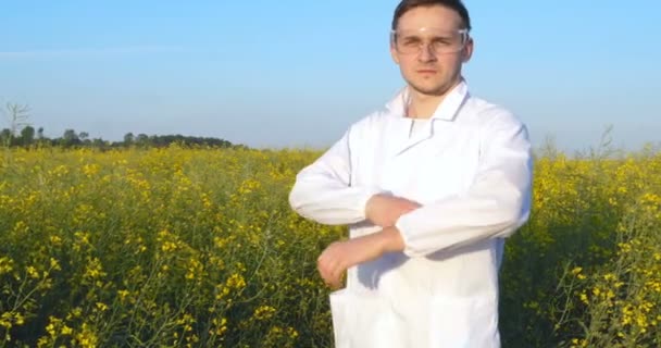 Jovem Biólogo Agrônomo Bonito Masculino Faz Análises Folhas Umidade Dna — Vídeo de Stock