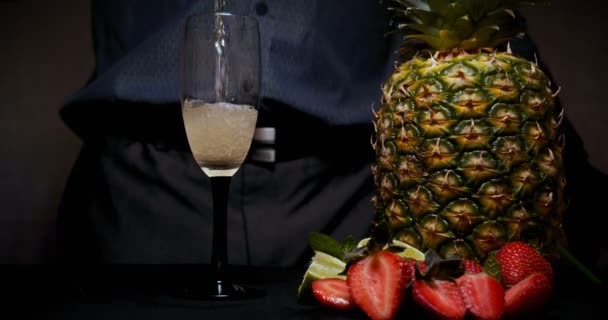 バーテン バーテンダー はパーティーのために様々な飲み物 カクテル を用意しています ディスコや自宅のバーでは 黒の背景にフルーツの冷たい飲み物が見られます — ストック動画