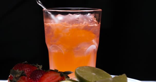 Barman Barista Prepara Varie Bevande Cocktail Una Festa Nel Bar — Video Stock
