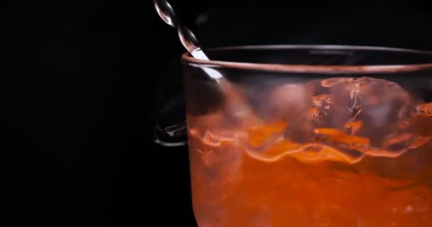 Μπάρμαν Προετοιμάζει Διάφορα Ποτά Κοκτέιλ Για Ένα Πάρτι Στο Μπαρ — Αρχείο Βίντεο