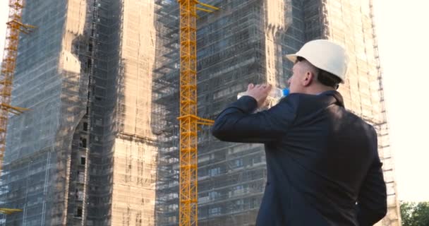 Ein Junger Mann Männlich Architekt Ein Geschäftsmann Arbeitsanzug Einer Jacke — Stockvideo