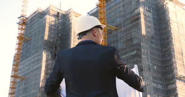 Joven Arquitecto Hombre Hombre Negocios Traje Trabajo Una Chaqueta Con — Vídeo de stock