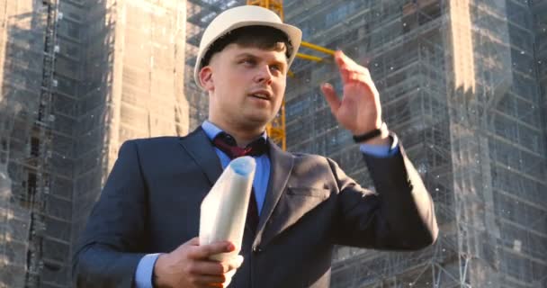 Een Jonge Man Man Architect Een Zakenman Een Werkpak Een — Stockvideo