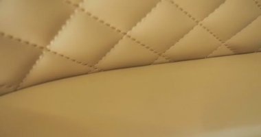 Yakından gösterilen araç iç farklı parçaları vardır. Konsept: araba garaj, cam asansörler, direksiyon parçası, Kuru Temizleme sonrası, kesinlikle yeni, yeni nesil araba.
