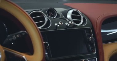 Yakından gösterilen araç iç farklı parçaları vardır. Konsept: araba garaj, cam asansörler, direksiyon parçası, Kuru Temizleme sonrası, kesinlikle yeni, yeni nesil araba.