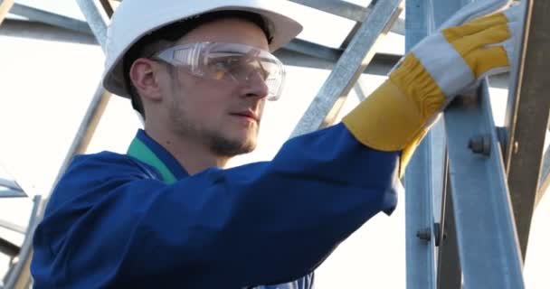 Electricista Constructor Ingeniero Con Una Bata Azul Con Casco Amarillo — Vídeo de stock