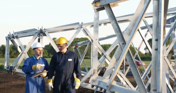 Elektrikář Nebo Tvůrce Inženýr Modrém Šatu Žluté Bílé Helmě Zkontrolujte — Stock video