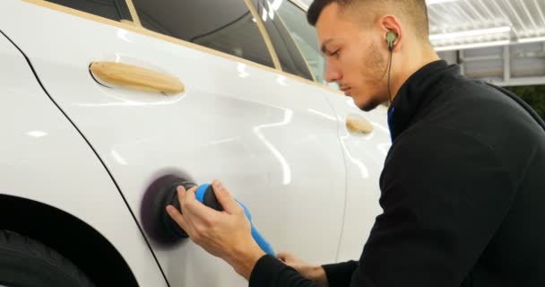 Professionista Uomo Con Cuffie Uniforme Lavoro Lucida Carrozzeria Con Uno — Video Stock