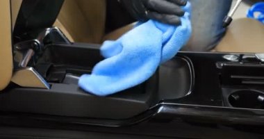Yakışıklı genç adam, (adam) arabada profesyonel kuru temizleme salonu yapıyor. Konsept: Oto Oto Servisi, Oto Yıkama, Kuru Temizleme Makineleri.