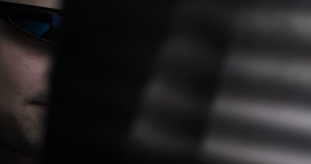 Хлопець Чоловік Геймер Костюмі Ігрових Окулярах Відображенні Можете Побачити Хлопця — стокове відео