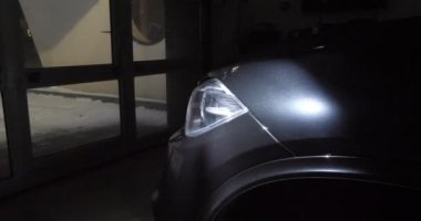 Çalışan siyah bir araba parlatır bir profesyonel, tamir araba, çocuk arabaları, oto yıkama, servis, Profesyonel Araba Seramik İşçi araba camları seramik (koruyucu yağmur kapağı) bir tabaka uygular. Konsept: Nano Koruma, Farklı acces