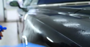 İki uzman arabayı nemden, araba yıkamadan kurutur. Konsept: Kurutma Makineleri, Profesyoneller, Oto Servisi.
