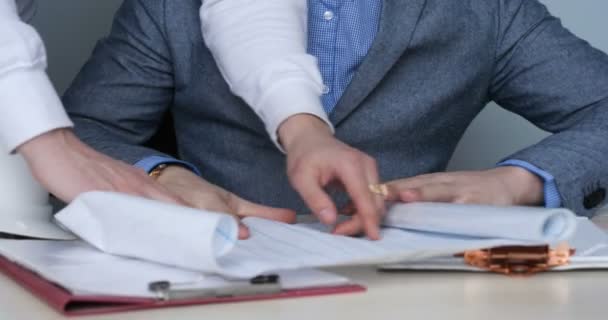 Joven Arquitecto Hombre Hombre Negocios Traje Trabajo Una Chaqueta Con — Vídeos de Stock