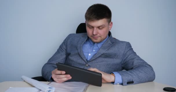 Joven Arquitecto Hombre Hombre Negocios Traje Trabajo Una Chaqueta Con — Vídeo de stock