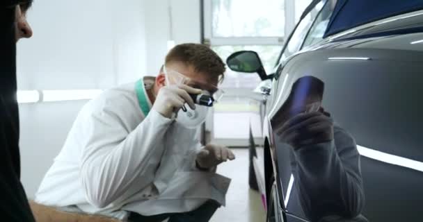 Ein Professioneller Männlicher Knabe Meister Der Keramik Eines Autos Legt — Stockvideo