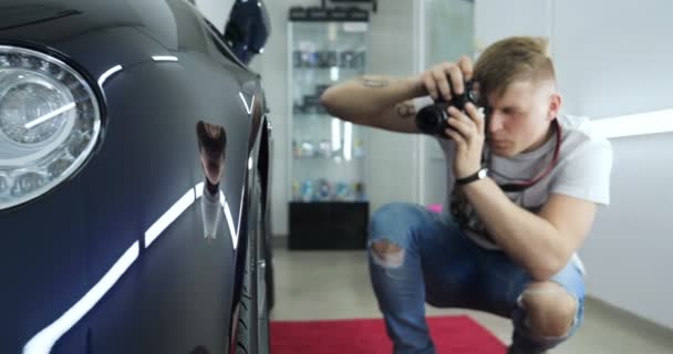 Macho Profissional Menino Mestre Cerâmica Carro Coloca Cerâmica Carro Usando — Vídeo de Stock