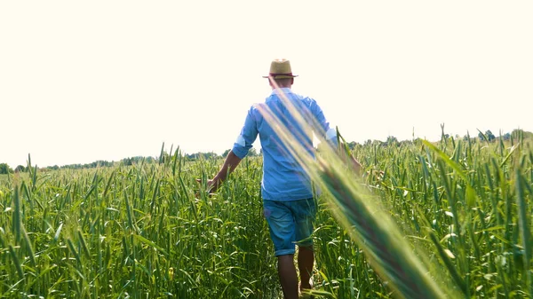 Retrato Joven Hombre Con Uniforme Trabajo Sombrero Paja Medio Campo — Foto de Stock