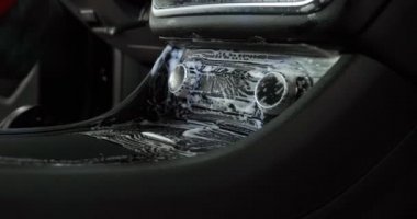 Genç adam (adam) farklı kimya ve farklı araçlar kullanarak, otomobil hizmetleri için hizmet bir çalışma üniforması içinde araba tam bir kuru temizleme yok. Konsept: Oto Oto Servisi, Oto Yıkama, Kuru Temizleme Makineleri.