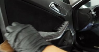 Genç adam (adam) farklı kimya ve farklı araçlar kullanarak, otomobil hizmetleri için hizmet bir çalışma üniforması içinde araba tam bir kuru temizleme yok. Konsept: Oto Oto Servisi, Oto Yıkama, Kuru Temizleme Makineleri.