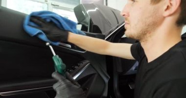 Genç adam (adam) farklı kimya ve farklı araçlar kullanarak, otomobil hizmetleri için hizmet bir çalışma üniforması içinde araba tam bir kuru temizleme yok. Konsept: Oto Oto Servisi, Oto Yıkama, Kuru Temizleme Makineleri.