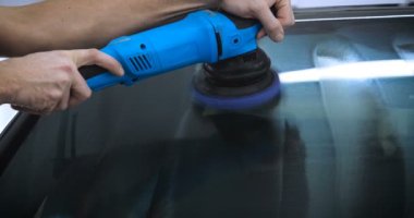 Profesyonel Oto Seramik İşçisi, araç camlarına bir seramik tabakası (koruyucu yağmur örtüsü) uygular. Konsept: Nano Koruma, Farklı aksesuarlar, Uzun koruma.