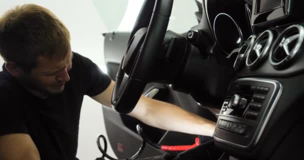 Молодий Хлопець Man Робить Повне Сухе Чищення Автомобіля Робочій Формі — стокове відео