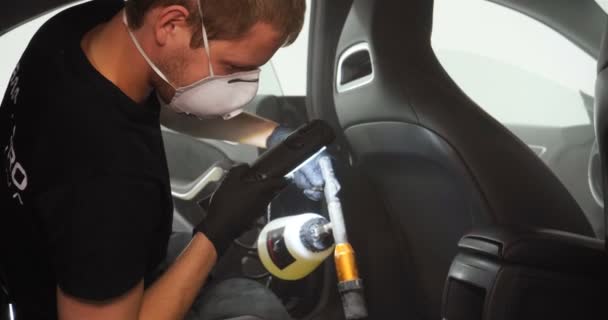 年轻人 用不同的化学和不同的工具 穿着工作制服对汽车进行全面的干洗 汽车服务 干洗机 — 图库视频影像