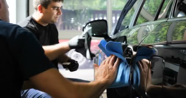 Empregado Profissional Que Polir Carro Preto Reparação Carros Carros Infantis — Vídeo de Stock
