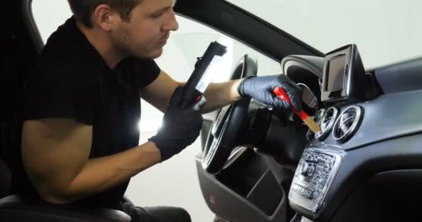 Jovem Homem Faz Uma Limpeza Seco Completa Carro Uniforme Trabalho — Vídeo de Stock