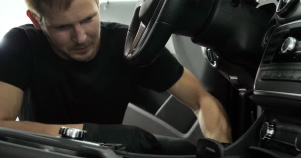 Młody Facet Człowiek Pełne Pranie Chemiczne Samochodu Mundurze Roboczym Służbie — Wideo stockowe