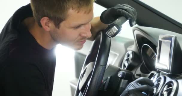 Молодий Хлопець Man Робить Повне Сухе Чищення Автомобіля Робочій Формі — стокове відео