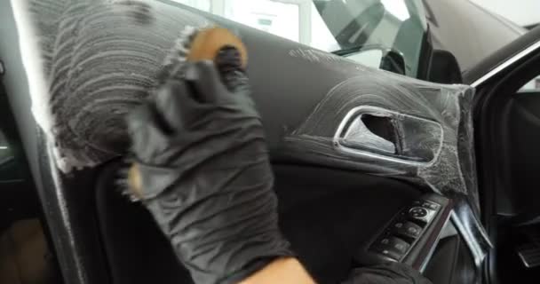 Νεαρός Man Κάνει Ένα Πλήρες Στεγνό Καθάρισμα Του Αυτοκινήτου Μια — Αρχείο Βίντεο