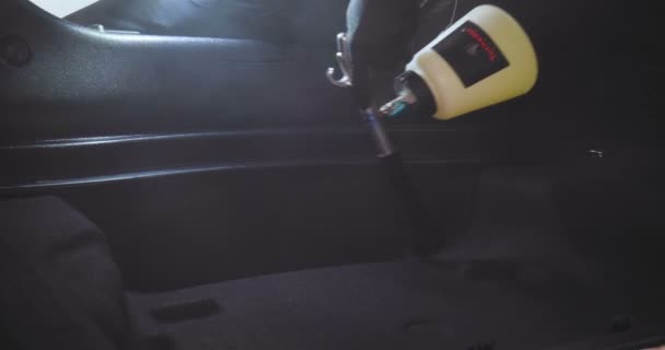 Jovem Homem Faz Uma Limpeza Seco Completa Carro Uniforme Trabalho — Vídeo de Stock
