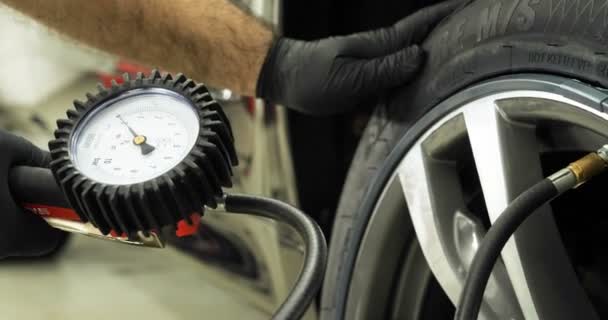 专业换胎器使用各种工具更改汽车驱动器 的保护 从事汽车服务的工人在千斤顶上提高 概念来自 汽车洗车 — 图库视频影像