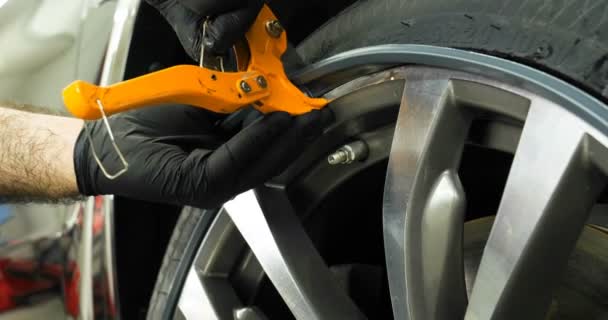 专业换胎器使用各种工具更改汽车驱动器 的保护 从事汽车服务的工人在千斤顶上提高 概念来自 汽车洗车 — 图库视频影像