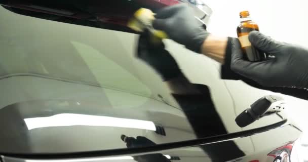 Berufskeramiker Tragen Eine Schicht Keramik Regenschutz Auf Autoscheiben Auf Konzept — Stockvideo