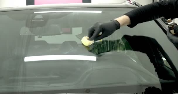 Professional Car Ceramics Worker Applica Uno Strato Ceramica Coperchio Antipioggia — Video Stock