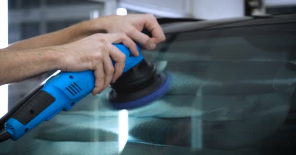 プロの車のセラミックス労働者は車の窓に陶磁器 保護レインカバー の層を適用します コンセプト元 ナノプロテクション 異なるアクセサリー ロングプロテクション — ストック動画