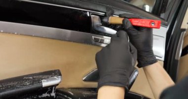 Yakışıklı genç adam, (adam) arabada profesyonel kuru temizleme salonu yapıyor. Konsept: Oto Oto Servisi, Oto Yıkama, Kuru Temizleme Makineleri.