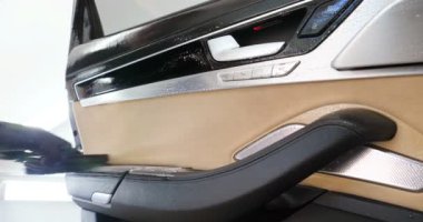 Yakışıklı genç adam, (adam) arabada profesyonel kuru temizleme salonu yapıyor. Konsept: Oto Oto Servisi, Oto Yıkama, Kuru Temizleme Makineleri.