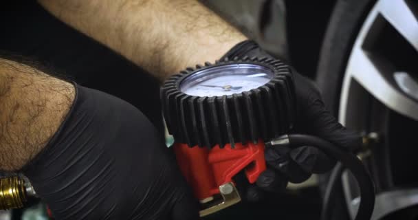 Profesyonel Lastik Değiştirici Çeşitli Araçlar Kullanarak Araç Sürücülerinde Lastik Korumayı — Stok video