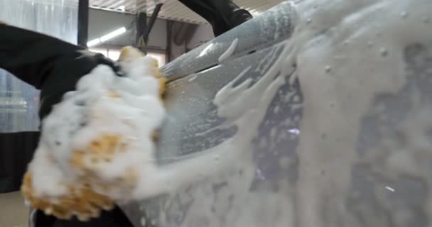 在专业的洗车场中 洗车大师用卡彻和破布清洗一块完全白布 洗涤后 你可以看到水滴是如何流动的 — 图库视频影像
