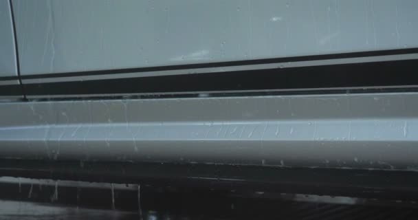 세차장에서 세차장인 세차는 Karcher와 헝겊을 사용하여 완전히 세탁합니다 방울이 어떻게 — 비디오