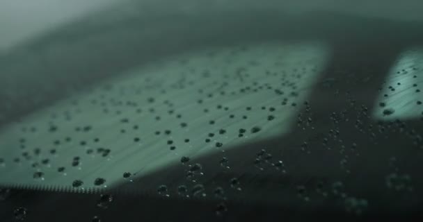 プロの洗車では 洗車マスターはぼろを使用して完全に白い布を洗濯します 洗濯後 滴の流れを見ることができます コンセプト ワックス セラミックス — ストック動画