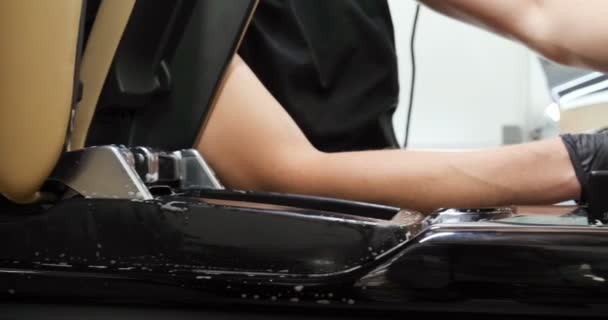 英俊的小伙子 在车上做专业的干洗沙龙 汽车服务 干洗机 — 图库视频影像