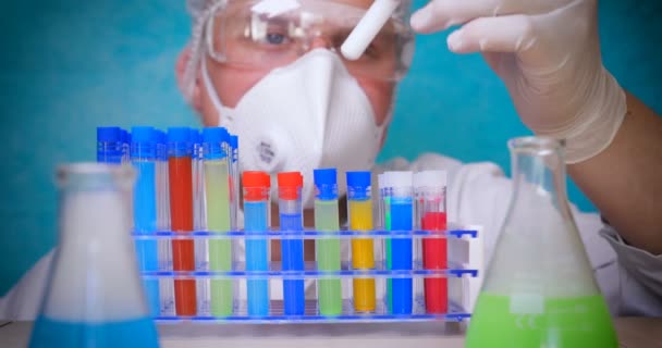Simyacı Şişeler Tutan Bir Testin Farklı Kompozisyonlar Beyaz Önlük Solunum — Stok video