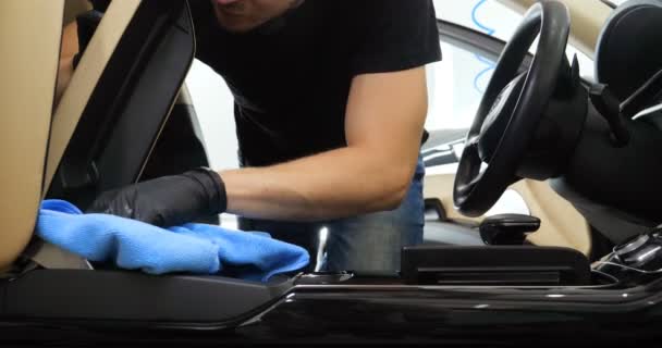 英俊的小伙子 在车上做专业的干洗沙龙 汽车服务 干洗机 — 图库视频影像