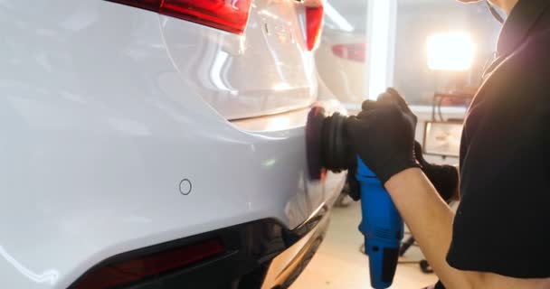 Professionnel Homme Avec Écouteurs Uniforme Travail Polit Carrosserie Avec Outil — Video